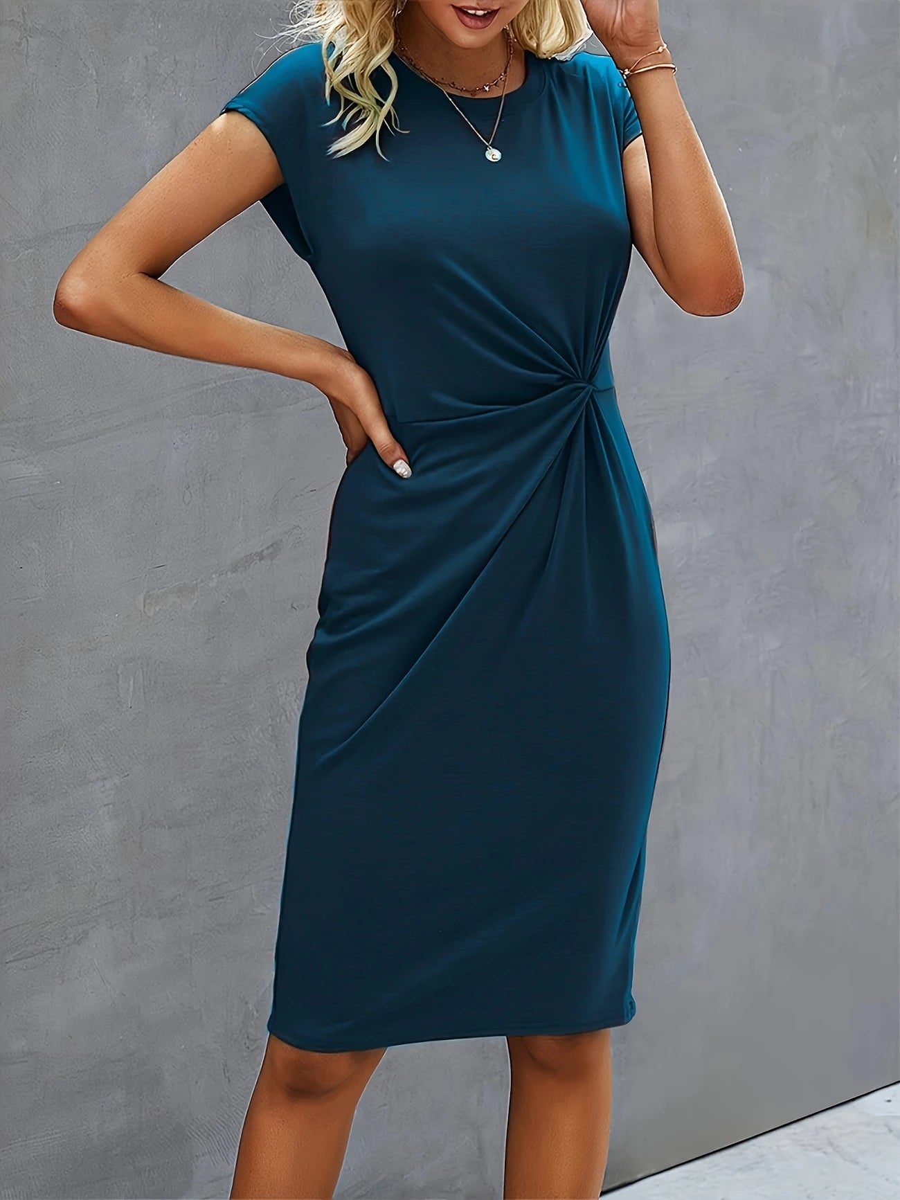 Dames Elegante getailleerde zomerjurk met twist | Midi