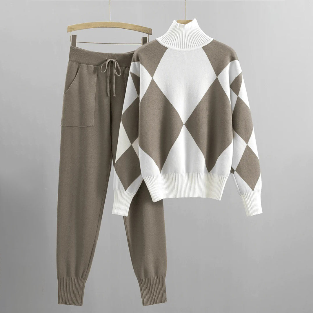 Warme damestrui en broek set met ruitpatroon, beige en wit, comfortabele winterkleding, gebreide stof, modieuze casual outfit.